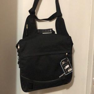 Eastsport messenger bag multiple compartments